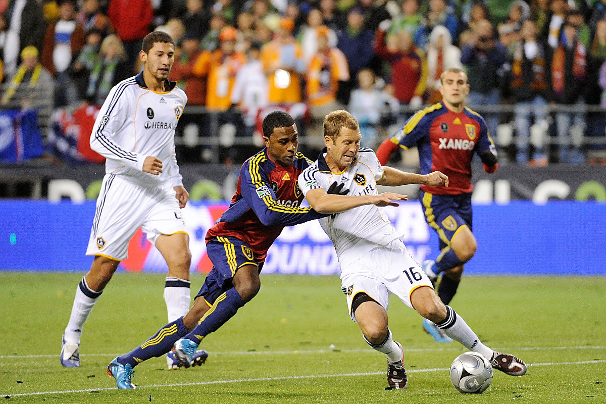 足球场上的豪情壮志,球队实力对决激烈! 足球场上的豪情壮志,球队实力对决激烈!