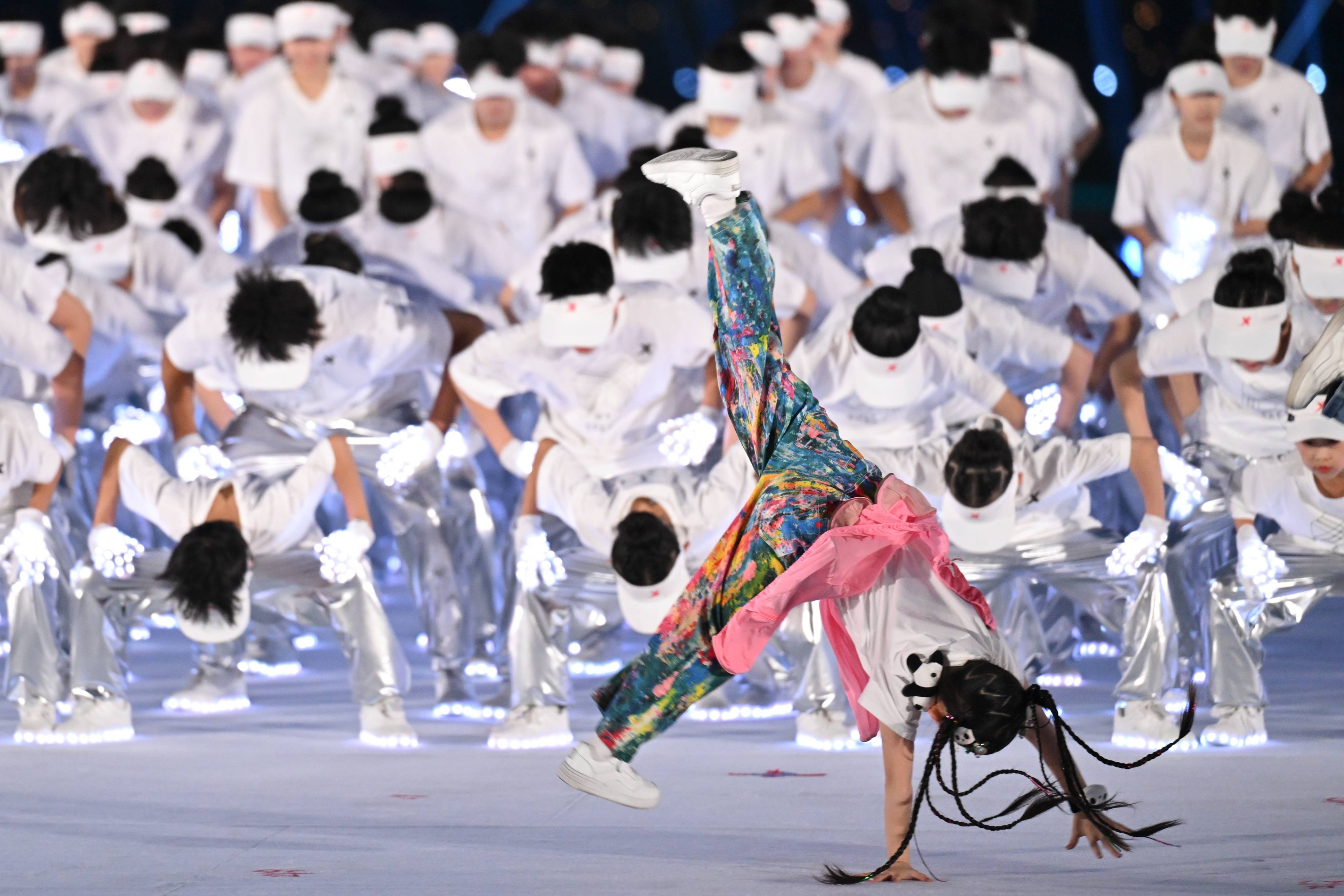 纷纷触目惊心诠释体育精神,无限风采展现的简单介绍 纷纷触目惊心诠释体育精神,无限风采展现的简单介绍