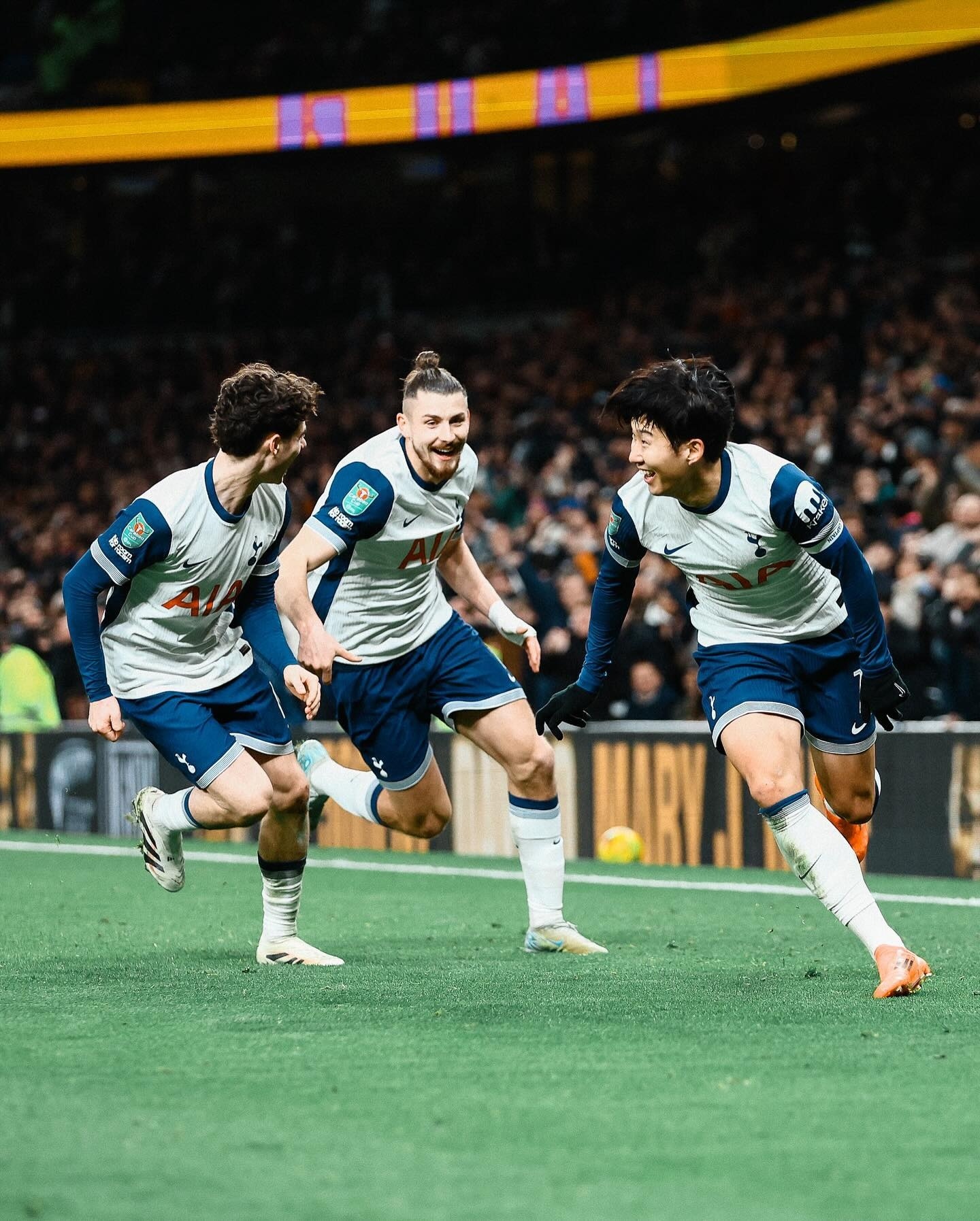 比赛过程中充满了挑战与困难,双方实力均衡 比赛过程中充满了挑战与困难,双方实力均衡