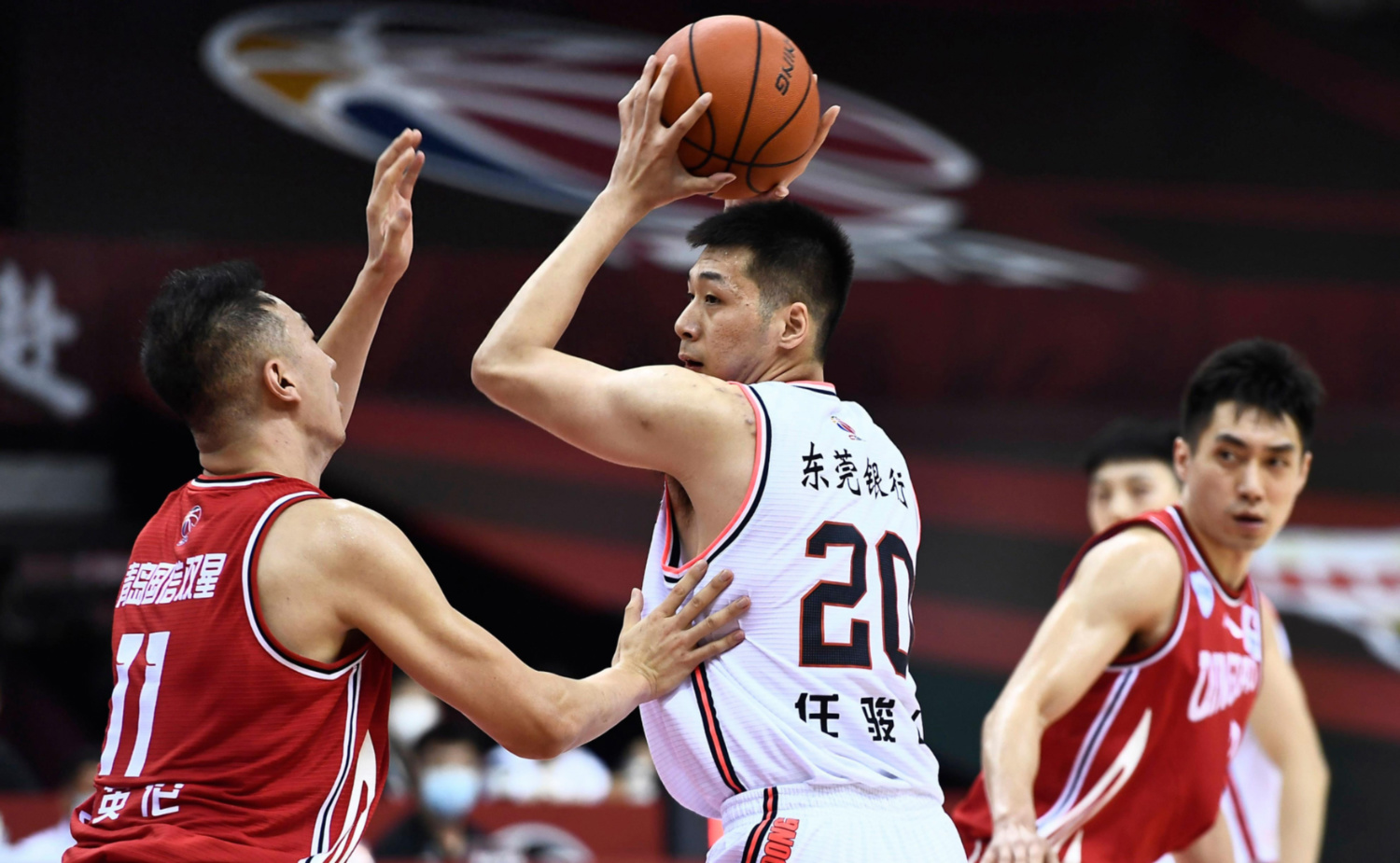 胜负难料球员表现出色助球队取得胜利的简单介绍