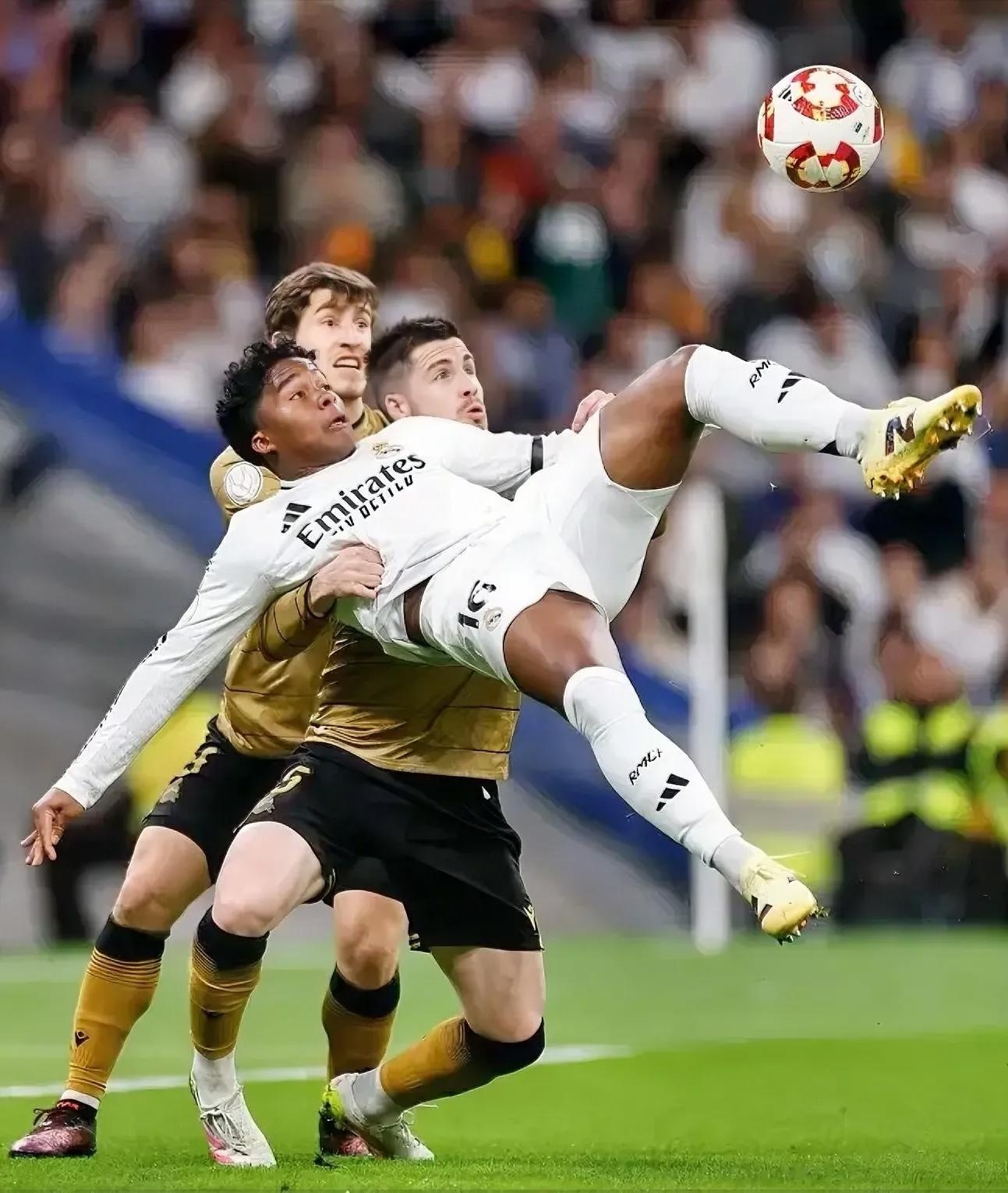 关于西班牙国王杯战况激烈，四强对碰巅峰对决的信息