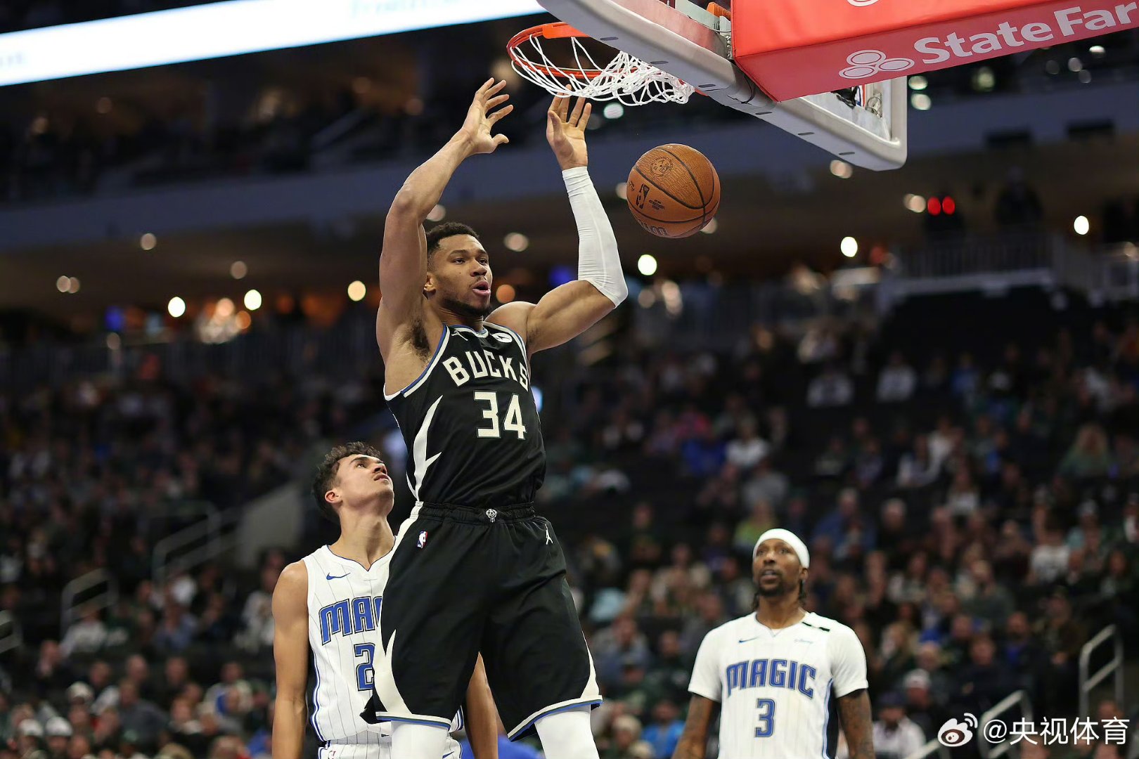 关于雄鹿轻取老鹰，全队发挥出色取得连胜的信息