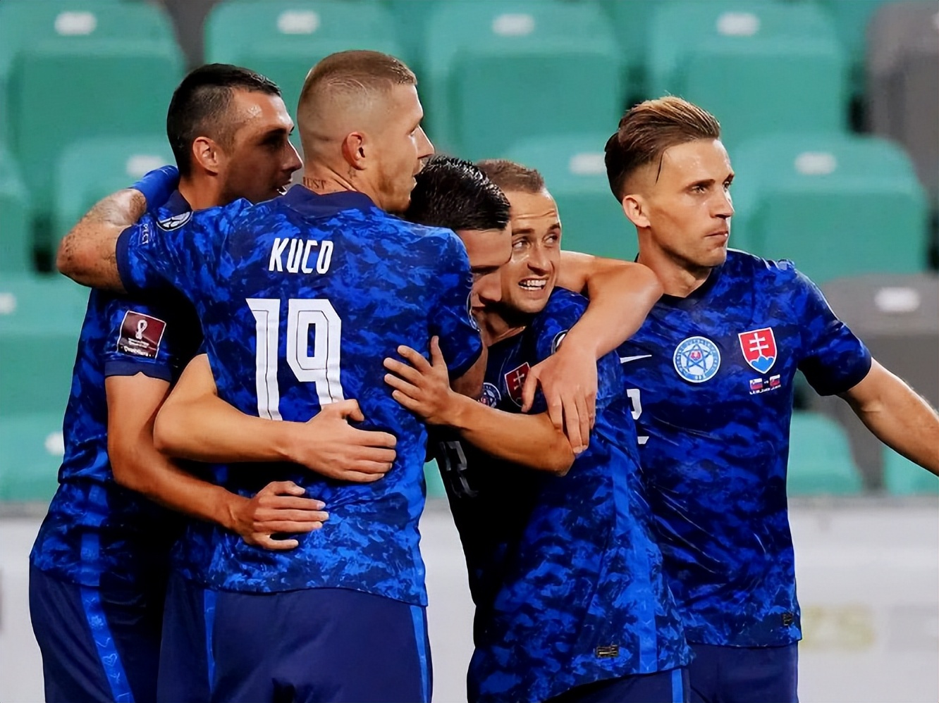 包含欧预赛掀起激情风暴，谁能笑到最后？的词条