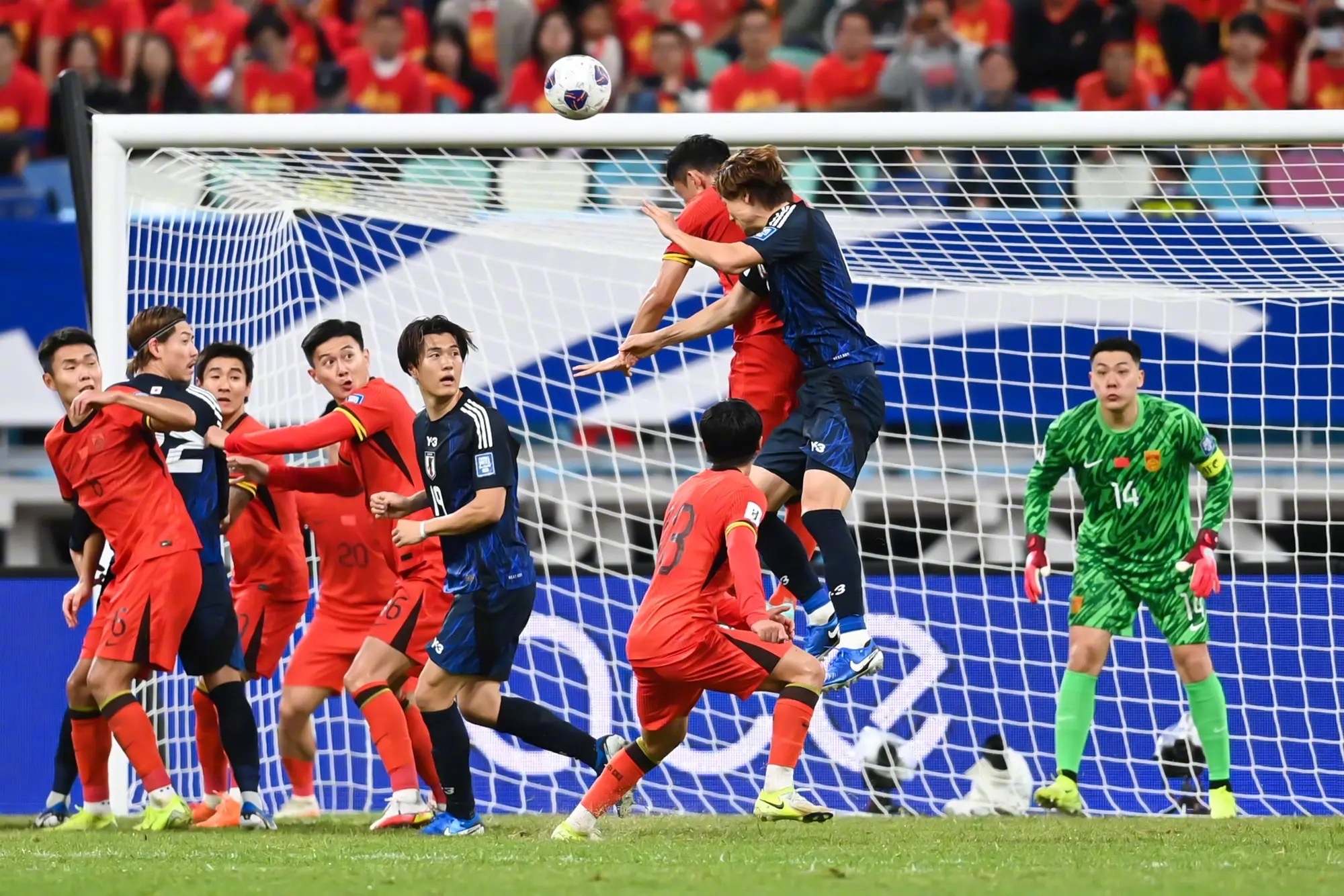 现场掌声雷动，球场上演惊心动魄一幕